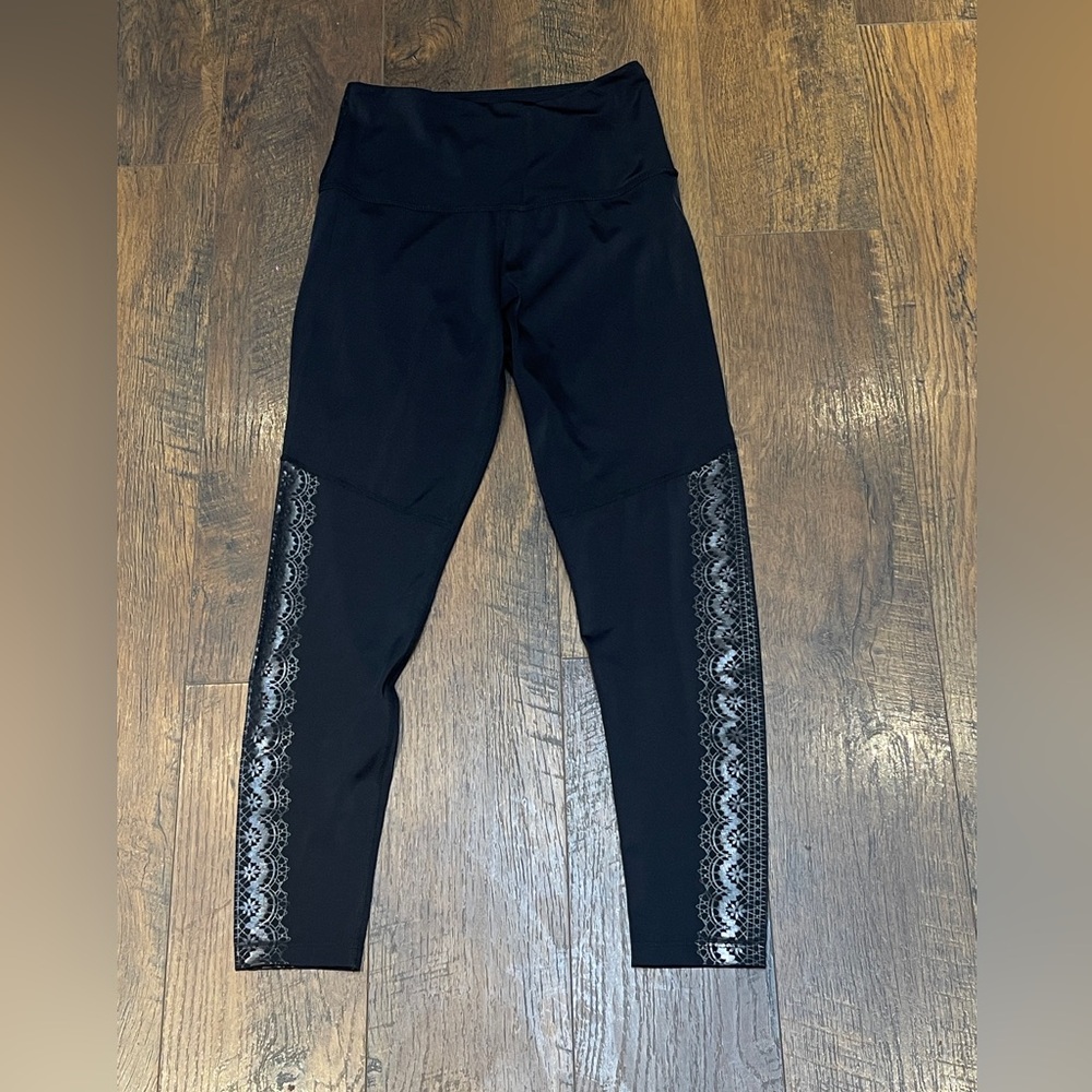 BEYOND YOGA Lace Design Stripe Leggings size small